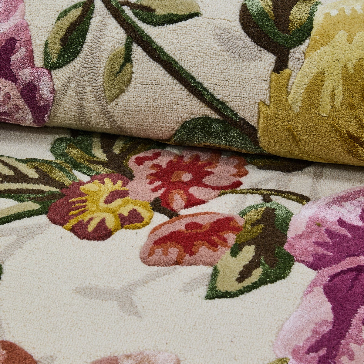 Golden Peonies 2'3' x 3'9" Rug - Image 2