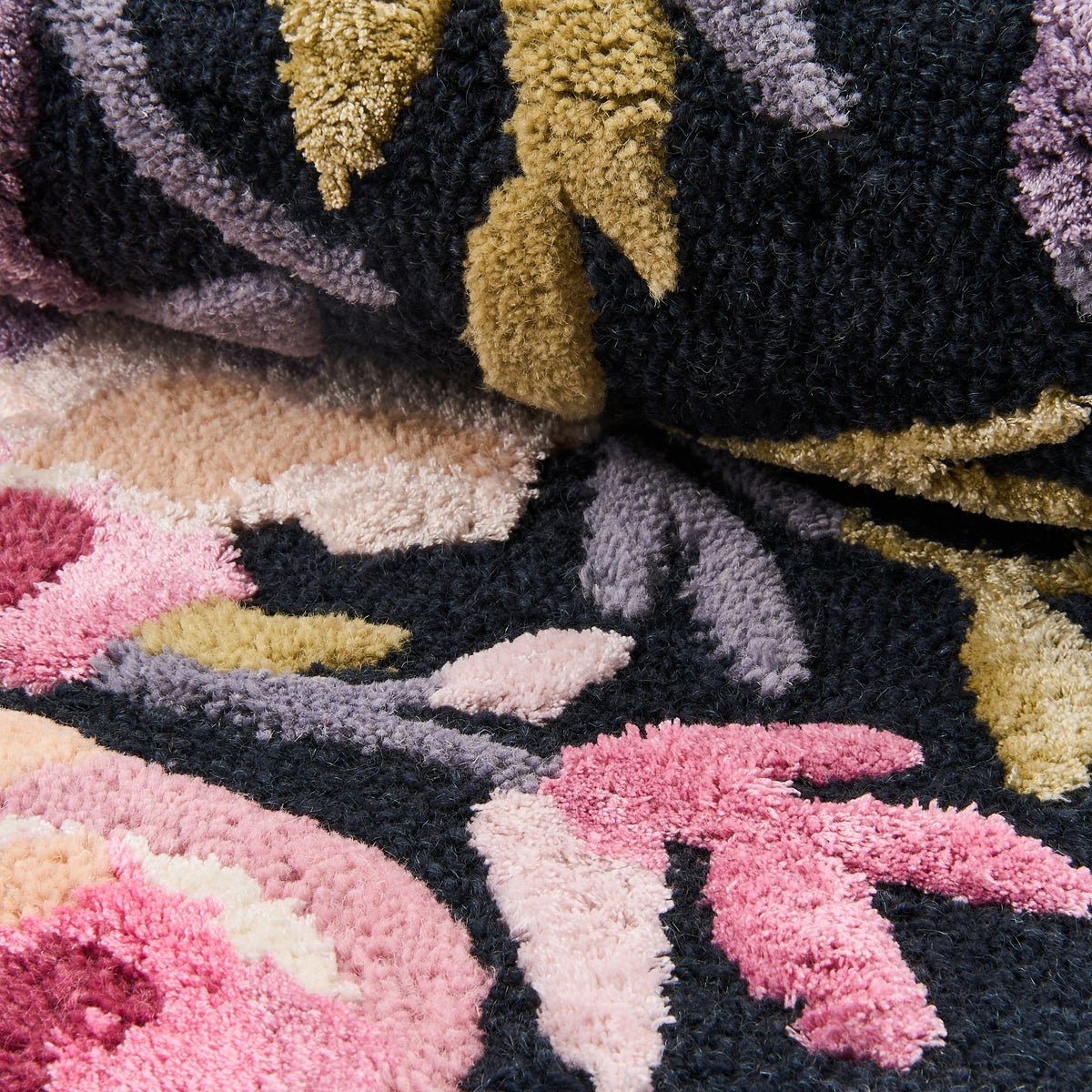 Violet Roses 6' Round Rug - Image 3