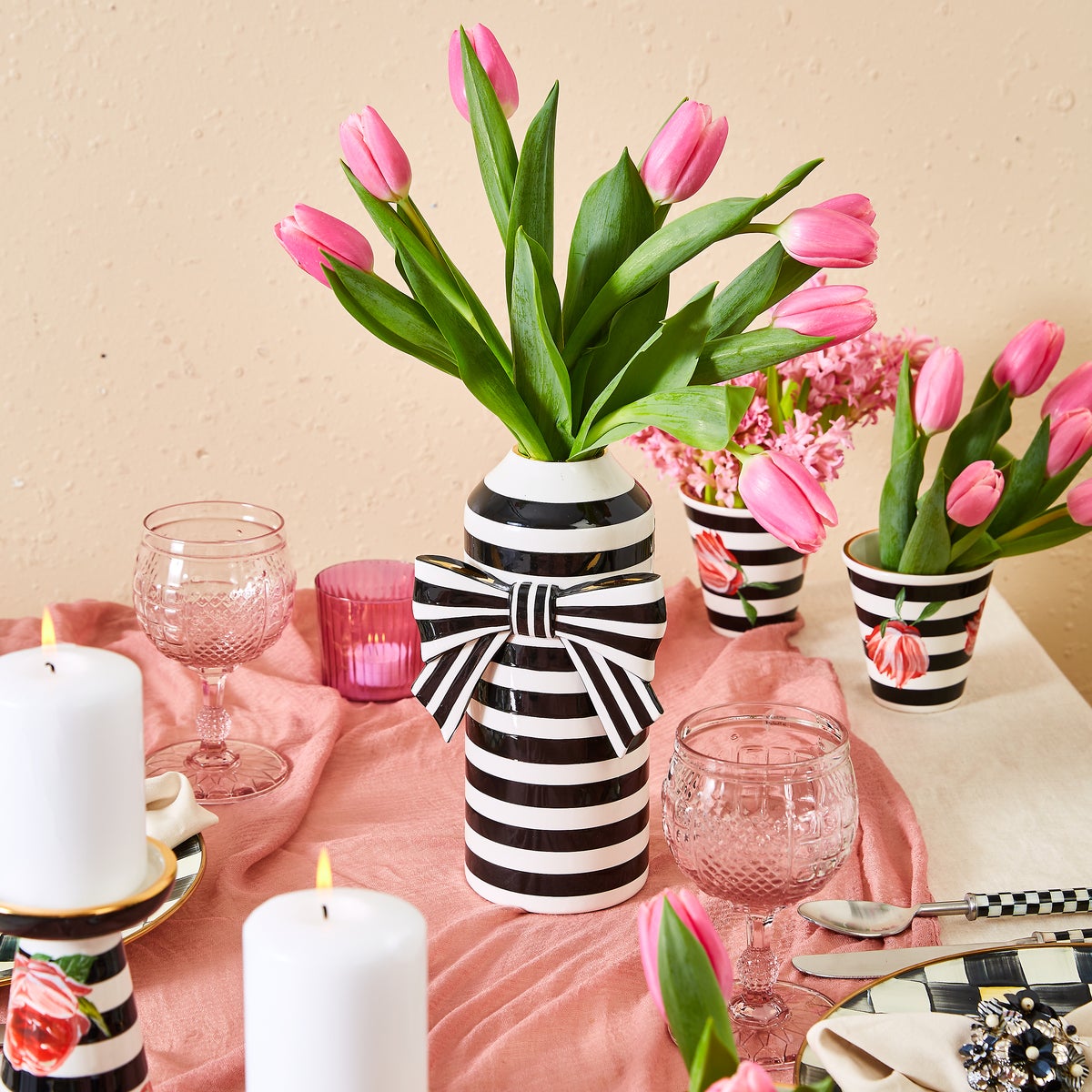 Courtly Bow Vase - Image 4