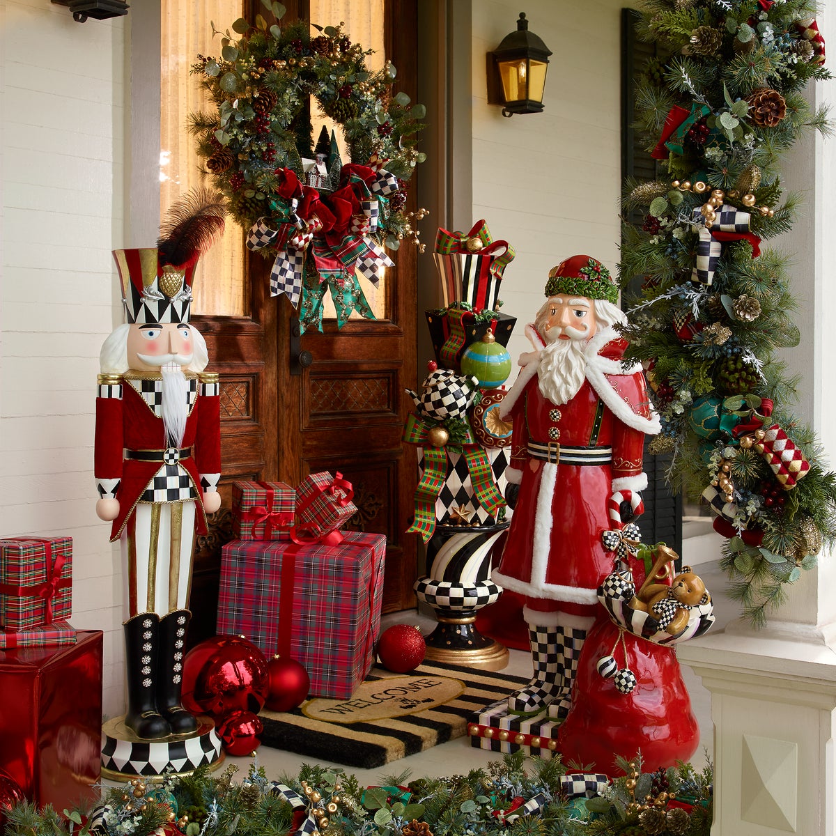 Castle Guard Trophy Nutcracker - Image 3